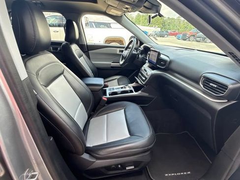 Certified 2022 Ford Explorer XLT w/ Equipment Group 202A RWD image 24