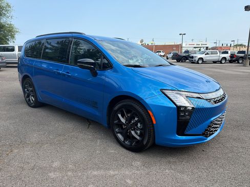 New 2027 Chrysler Pacifica Select FWD image 3
