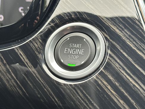 Used 2025 Cadillac XT6 Premium Luxury w/ Technology Package image 15