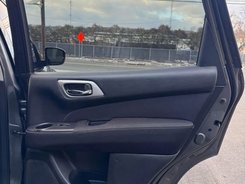 Used 2017 Nissan Pathfinder SV image 28