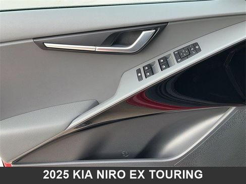Used 2025 Kia Niro EX Touring image 10