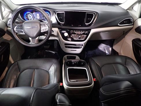 Used 2022 Chrysler Pacifica Touring-L w/ Uconnect Theater Family Group image 34