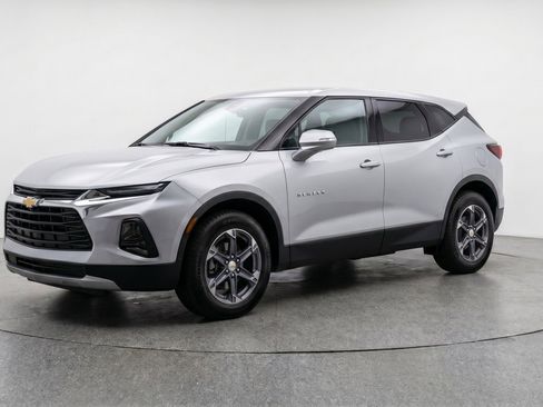 Used 2025 Chevrolet Blazer LT FWD image 3