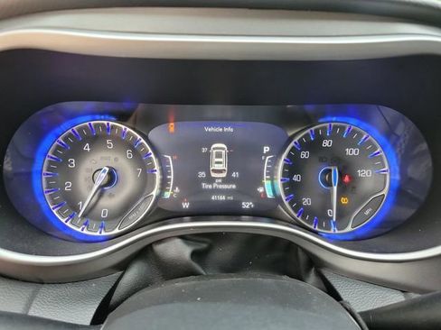 Used 2024 Chrysler Pacifica Touring-L FWD image 28