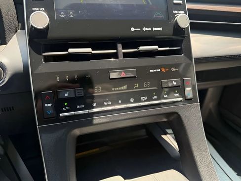 Used 2019 Toyota Avalon XLE w/ Moonroof Package image 48