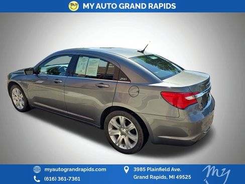 Used 2011 Chrysler 200 Touring FWD image 5