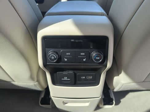 Used 2021 GMC Acadia Denali w/ Denali Technology Package FWD image 38