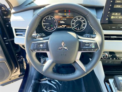 New 2025 Mitsubishi Outlander SE image 11