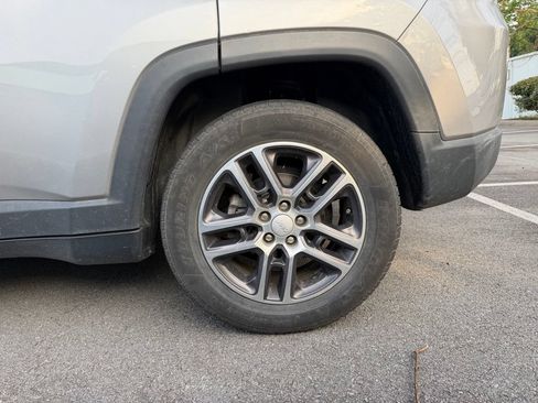 Used 2018 Jeep Compass Latitude w/ Popular Equipment Group FWD image 7