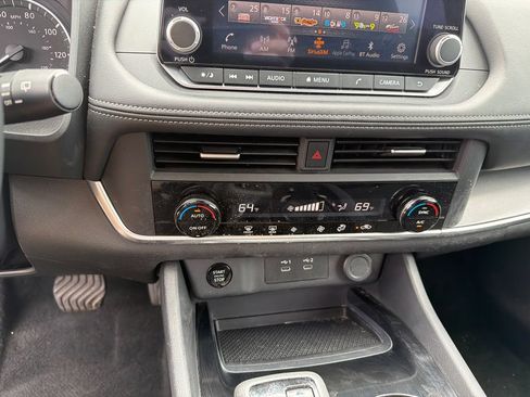 Used 2025 Nissan Rogue SV FWD image 30