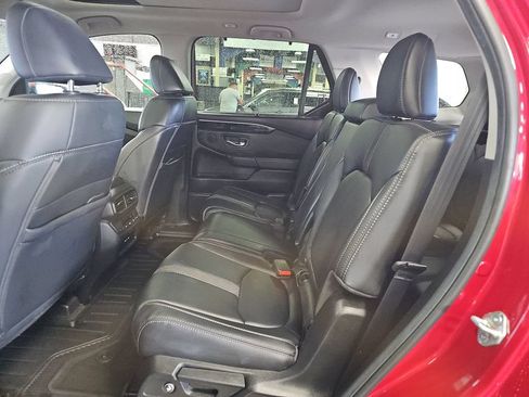 Used 2025 Honda Pilot Touring image 7