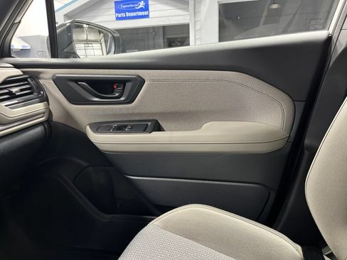 Certified 2025 Subaru Forester Premium AWD/4WD image 17