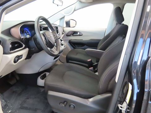 Used 2022 Chrysler Voyager LX image 14