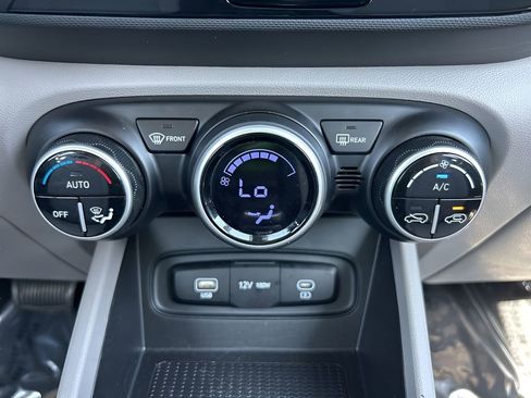 Used 2025 Hyundai Venue SEL FWD image 18