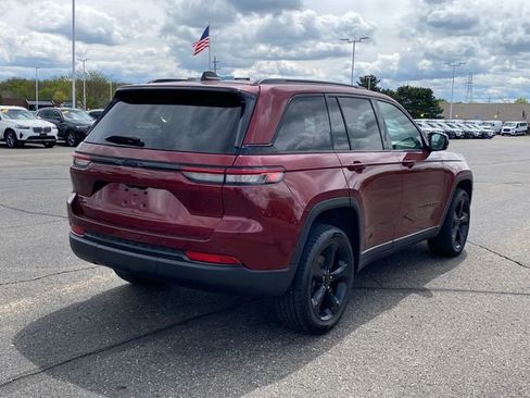 Used 2023 Jeep Grand Cherokee Altitude AWD/4WD image 3
