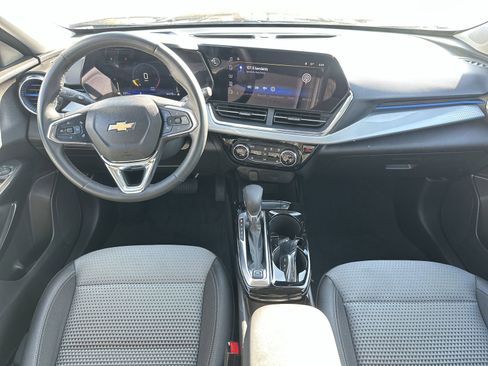 Certified 2025 Chevrolet Trax LT w/ LT Convenience Package image 18