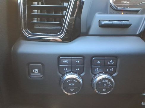 Used 2024 GMC Sierra 2500 AT4X image 24