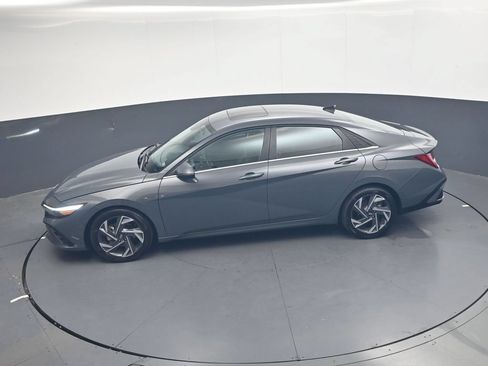 Used 2025 Hyundai Elantra Limited FWD image 24