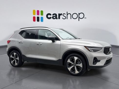 Used 2025 Volvo XC40 B5 Plus AWD/4WD image 7