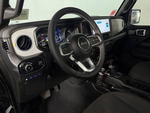Used 2025 Jeep Wrangler Unlimited Sahara AWD/4WD image 12