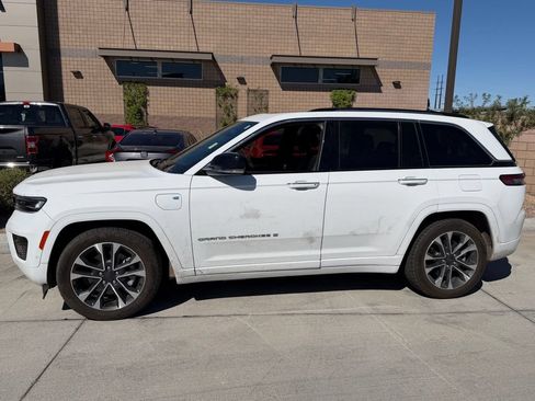Used 2023 Jeep Grand Cherokee Overland AWD/4WD image 5