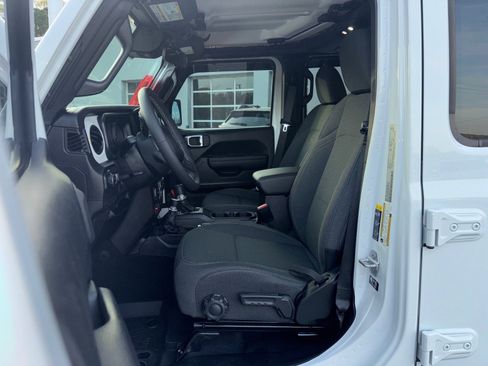 Used 2025 Jeep Gladiator Sport image 12