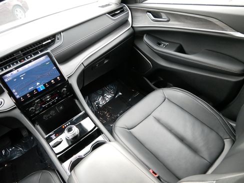 Used 2023 Jeep Grand Cherokee L Limited w/ Black Appearance Package image 11