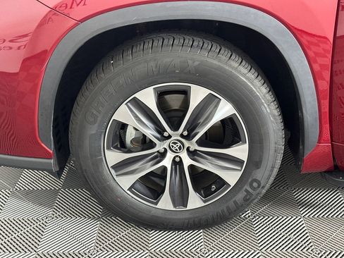 Used 2022 Toyota Highlander XLE image 11