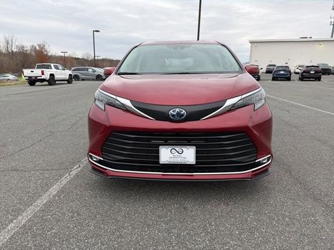 Used 2024 Toyota Sienna XLE image 3