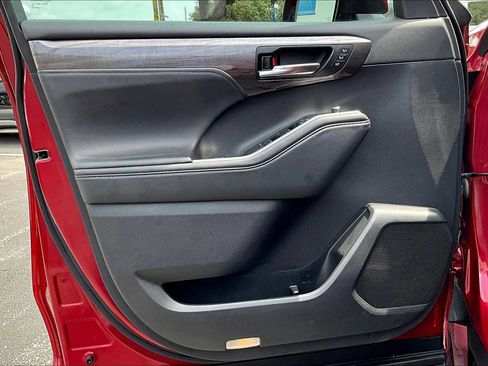 Used 2022 Toyota Highlander Limited image 21