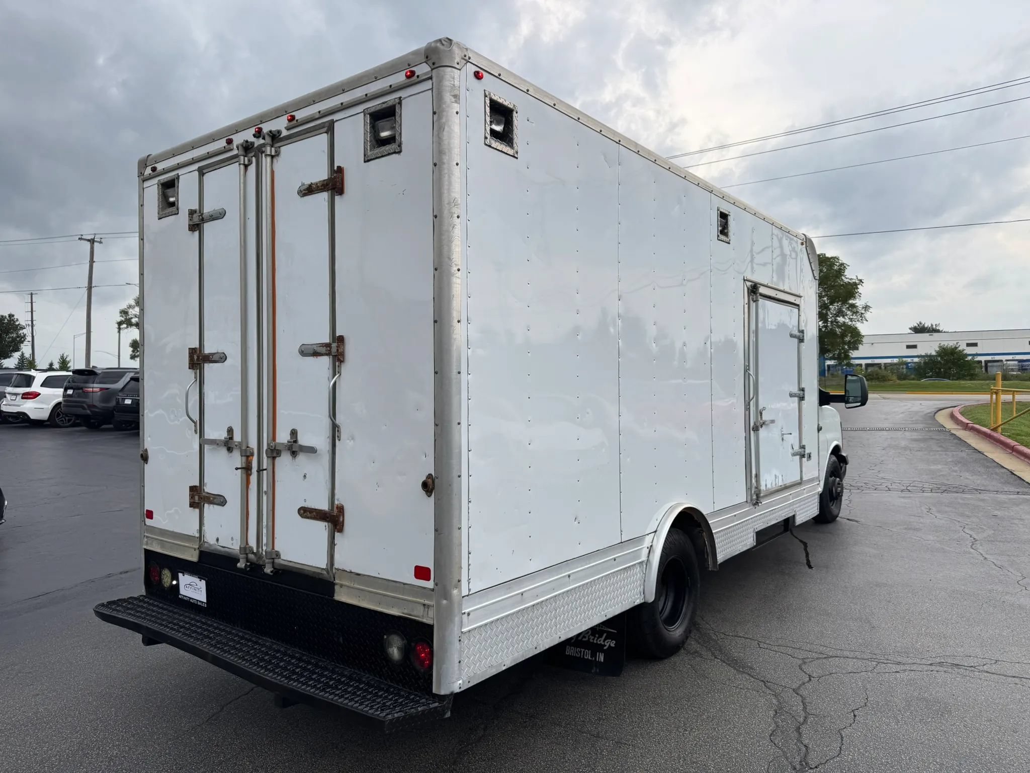 Used 2016 Chevrolet Express 4500 RWD image 4