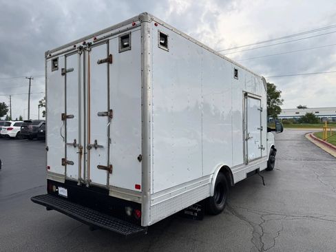 Used 2016 Chevrolet Express 4500 RWD image 4