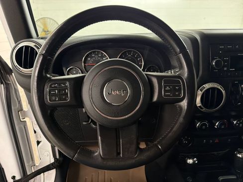 Used 2018 Jeep Wrangler Unlimited Sahara w/ Connectivity Group AWD/4WD image 17