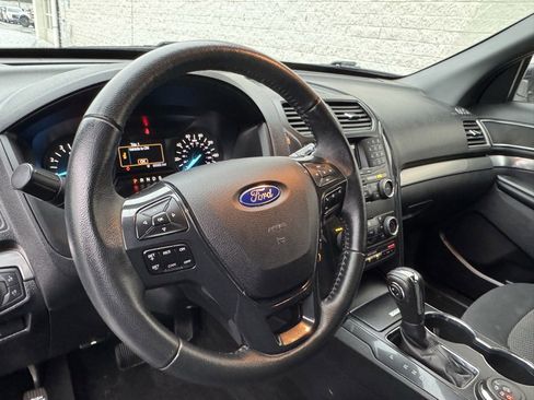Certified 2018 Ford Explorer XLT image 32
