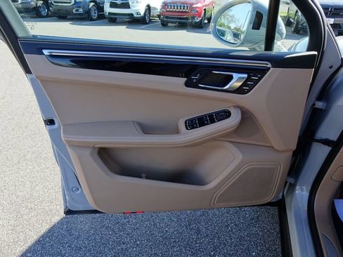 Used 2023 Porsche Macan S image 11