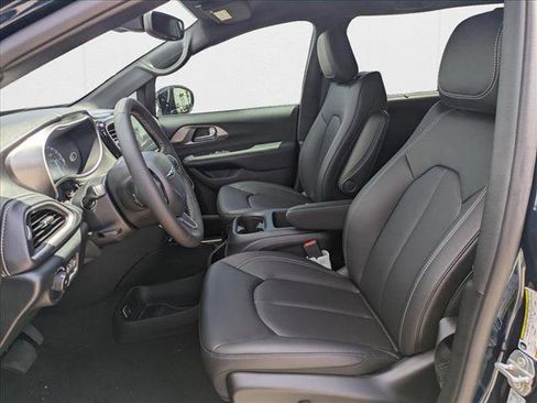 New 2025 Chrysler Pacifica Select image 8