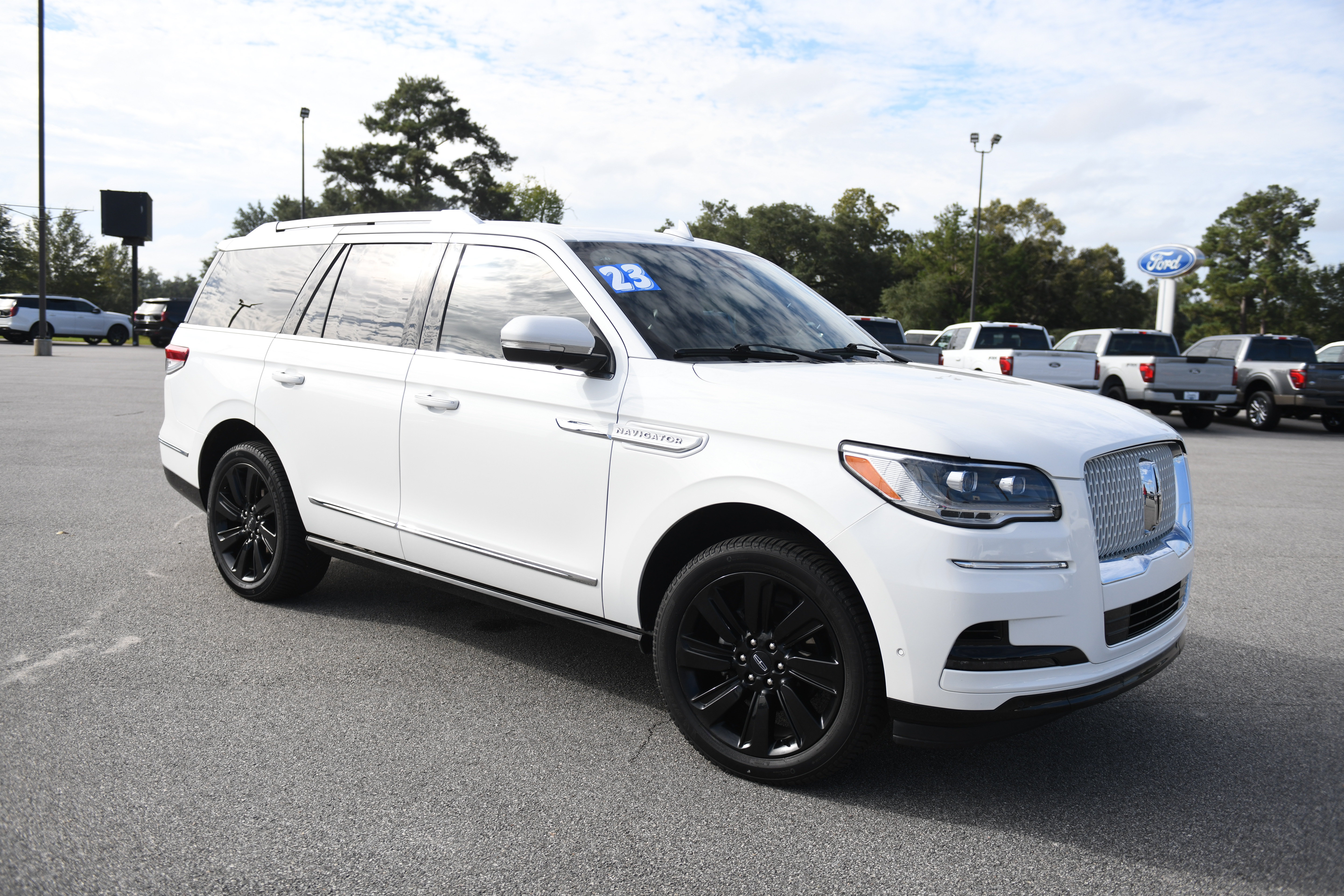 Used 2023 Lincoln Navigator Reserve w/ Monochromatic Package RWD image 3