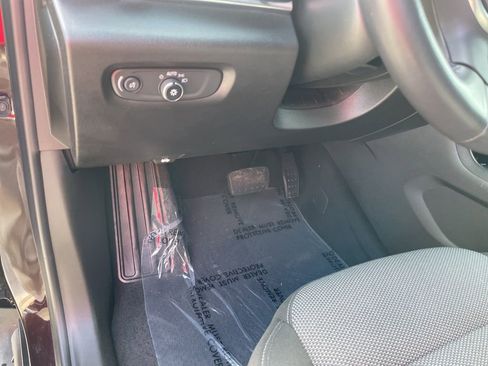 Used 2022 Chevrolet Traverse LT image 9