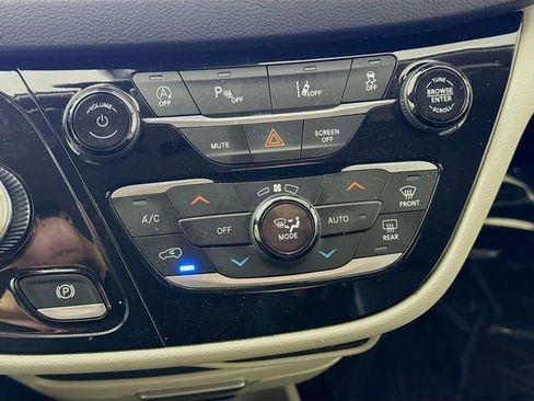 Used 2023 Chrysler Pacifica Touring-L image 15