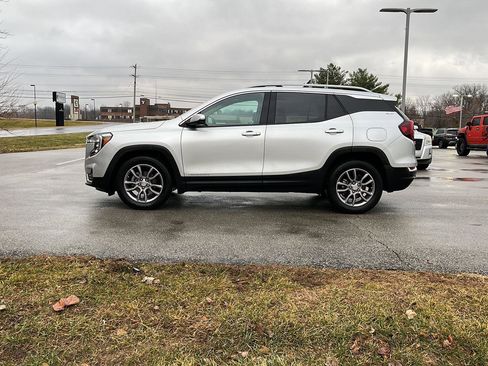 Used 2022 GMC Terrain SLT w/ Tech Package image 2