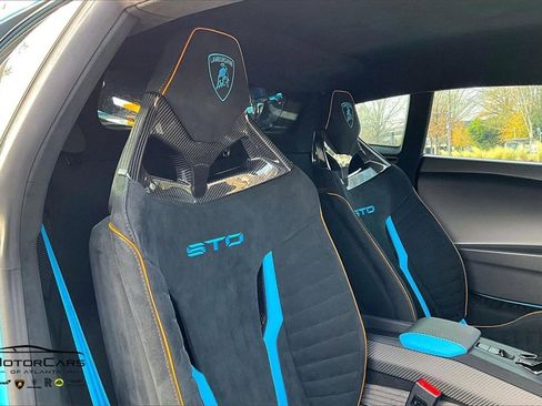 Used 2022 Lamborghini Huracan STO image 9