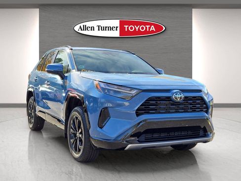 Used 2025 Toyota RAV4 SE image 2
