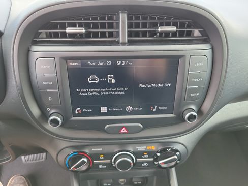 Used 2025 Kia Soul LX w/ LX Technology Package FWD image 15