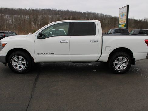 Used 2018 Nissan Titan SV image 2