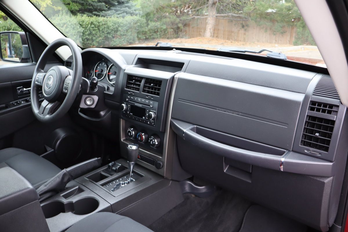 Used 2012 Jeep Liberty Sport w/ Driver Convenience Group AWD/4WD image 19