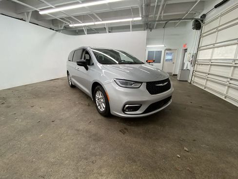 Used 2024 Chrysler Pacifica Touring-L FWD image 8