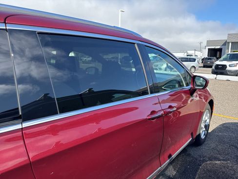 Used 2020 Chrysler Pacifica Touring-L image 22