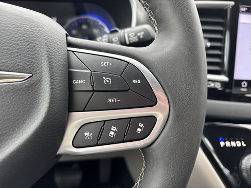 Used 2023 Chrysler Pacifica Touring-L FWD image 26