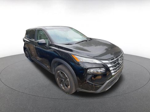 Used 2025 Nissan Rogue SV image 2