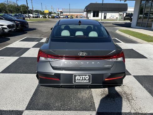 Used 2025 Hyundai Elantra Limited w/ Cargo Package FWD image 4